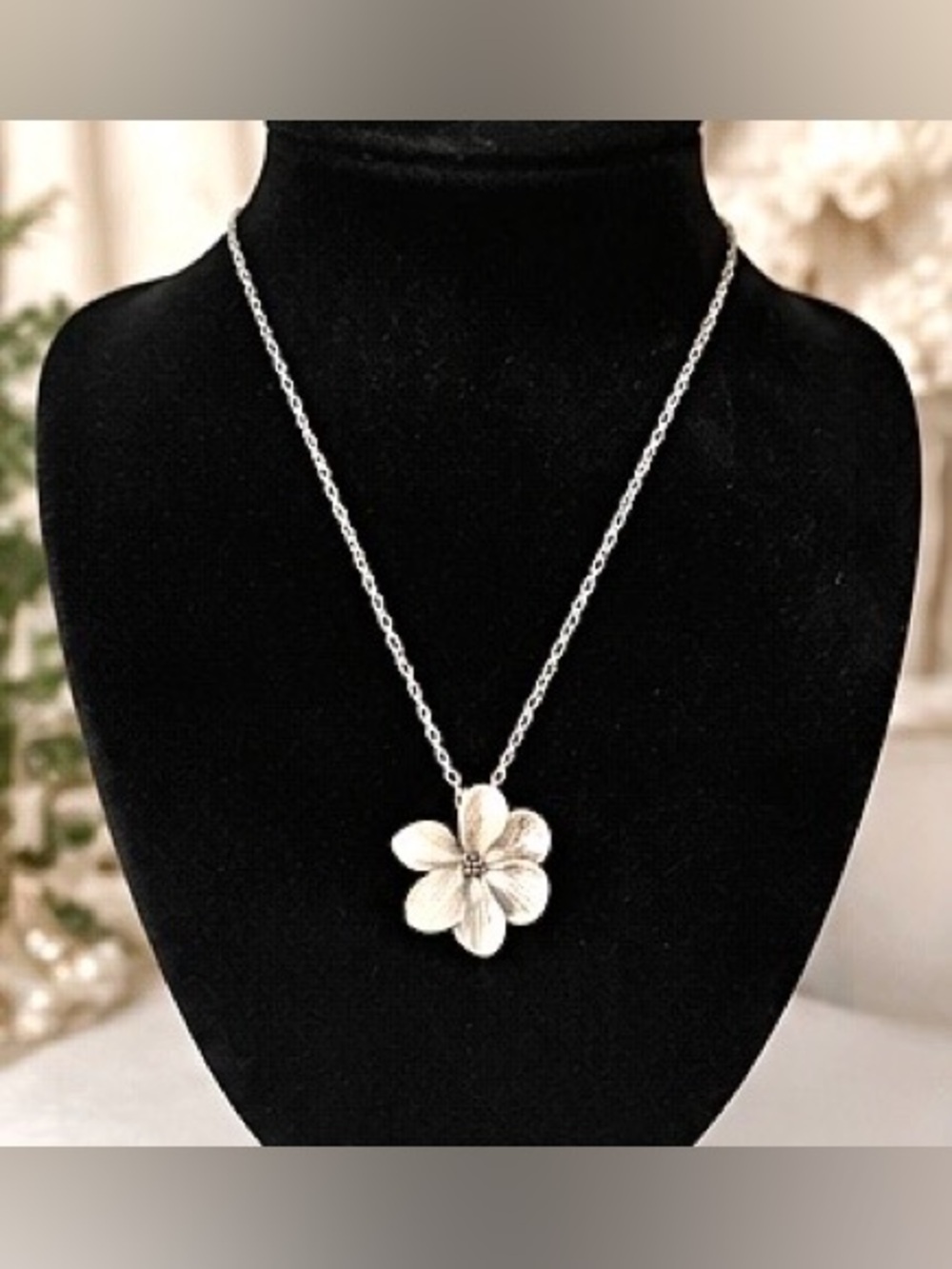 🌺Sculptural Floral / Botanical Pendant Necklace Silver Tone🌺